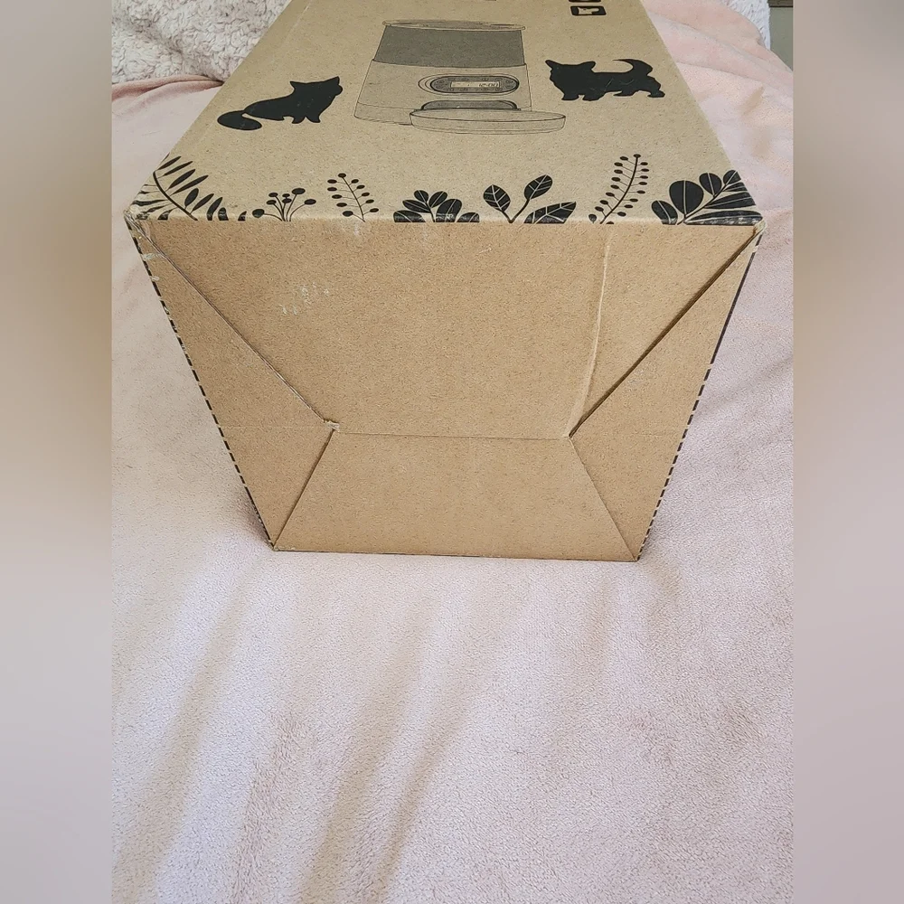 Stainless Steel 4.5L automatic pet feeder, new never used! Still in box
